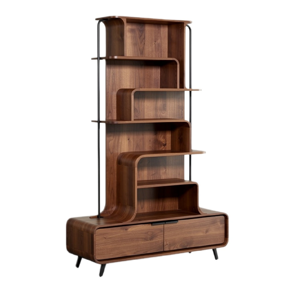 Moderne boekenplank met gebogen planken en houten afwerking